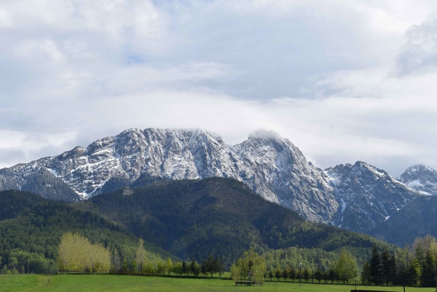Tatry. Wiosna? Ale nie w górach. W Tatrach właśnie znów spadł śnieg. Chmury odsłoniły ośnieżony Giewont [ZDJĘCIA]