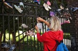 Baby Shoes Remember. W całej Polsce wierni walczą z pedofilią w kościele. Na ogrodzeniach kościołów wieszają dziecięce buciki