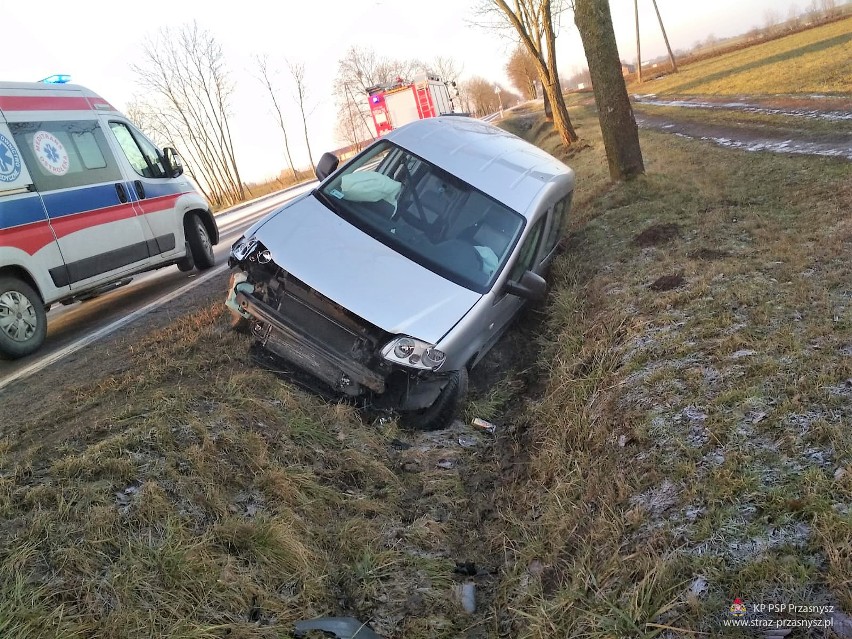 Wypadek na drodze z Przasnysza do Ciechanowa. Volkswagen wjechał do rowu [ZDJĘCIA]