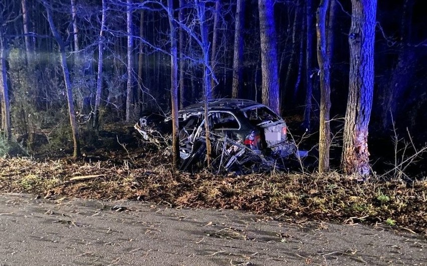 Wypadek w Kurpiewskich. 1.01.2021. Bmw roztrzaskało się o drzewo, kierowca zginął na miejscu. Zdjęcia
