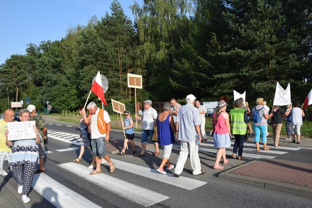 Mieszkańcy gminy Jedlnia - Letnisko zablokowali drogę z Radomia do Pionek i Kozienic, aby wyrazić swoje niezadowolenie z powodu „przeprowadzki” karetki z ich miejscowości do Gozdu.