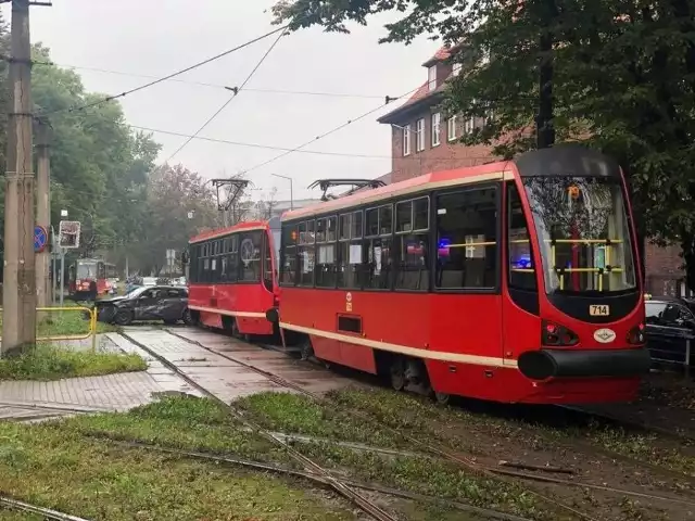 Zderzenie tramwaju z samochodem osobowym w Bytomiu. Trwa akcja służb