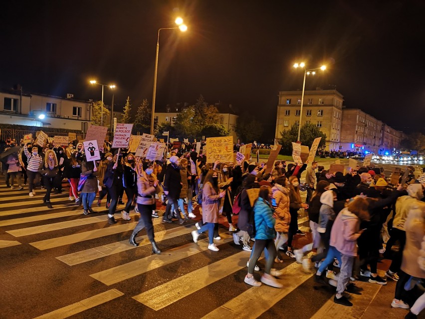 Czwarty strajk kobiet w Grudziądzu. Na ulicach centrum miasta protestuje około tysiąca młodych kobiet i mężczyzn [zdjęcia]