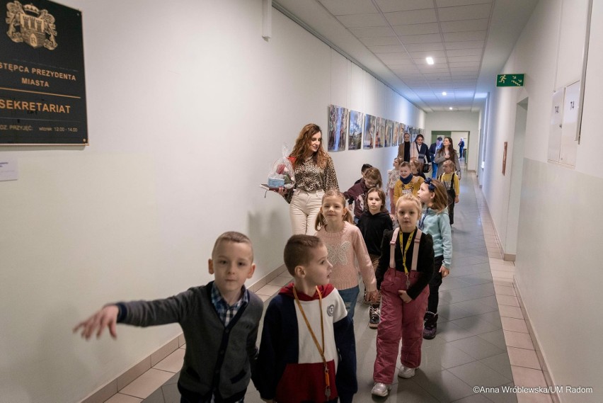 Uczniowie z Publicznej Szkoły Podstawowej numer 31 w Radomiu odwiedzili w pracy wiceprezydent Martę Michalską-Wilk