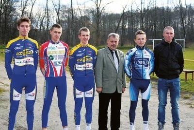 Odd lewej: Karol Domagalski, Krzysztof Tracz, Wojciech Migdał,trener - Zbigniew Klęk, Rafał Majka i Tomasz Marczyński Fot archiwum mklubu