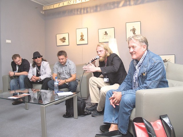 Dyskusje z twórcami to znak rozpoznawczy "Młodych i Filmu&#8221;. We wtorek z widzami spotkali się: (od lewej) Sławomir Kazimierczak, Grzegorz Stelmaszewski, Sławomir Kulikowski, Max Cegielski (prowadzący panel) i Marek Frąckowiak. 