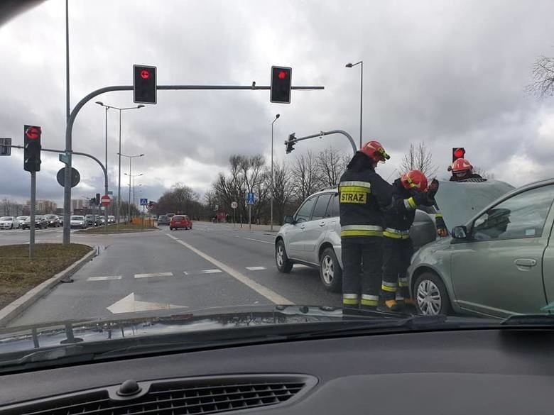 Białystok. Wypadek z udziałem trzech aut. Dwie osoby ranne [ZDJĘCIA]