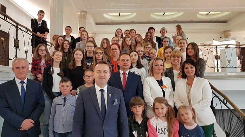 Dzieci z Raczyc i Gnojna na wyciecze w Sejmie. Zaprosił ich poseł Michał Cieślak (ZDJĘCIA, WIDEO) 