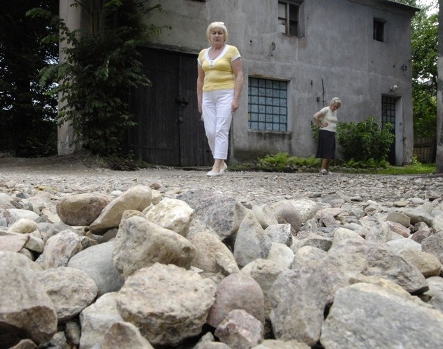 Na podwórku przy ul. Partyzantów kocie łby zastąpił żwir. 