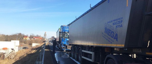 O zderzeniu, do którego doszło w piątek (3 marca) pod wiaduktem nad S3 koło Sulechowa informują kierowcy jadący trasą.