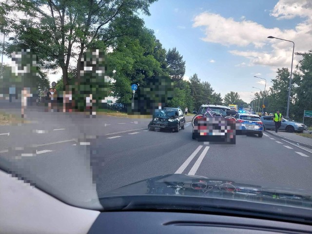 25 czerwca tuż po godzinie 16:00 doszło do wypadku trzech samochodów osobowych przy ulicy Rudzkiej w Rybniku. Na miejsce zadysponowane zostały służby ratunkowe. Obecni są już między innymi rybniccy policjanci. 