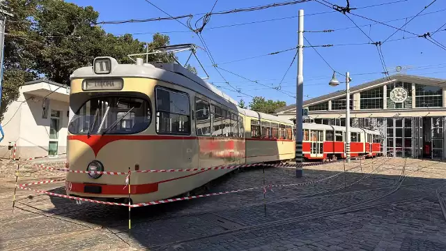 Z dawnej zajezdni tramwajowej, a obecnej siedziby Muzeum Techniki i Komunikacji, wyjechały wagony.