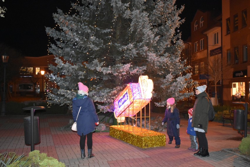 Takich iluminacji świątecznych w Chełmie jeszcze nie było! Miasto wygląda teraz bajecznie i nareszcie ożyło wieczorami [ZDJĘCIA]