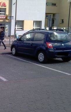 Zobacz, jak łamią przepisy! Nowy sposób parkowania w Ostrołęce 