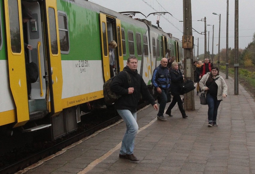 Koleją do Warszawy wciąż z przesiadką w Lesiowie. Kiedy pojadą pociągi?