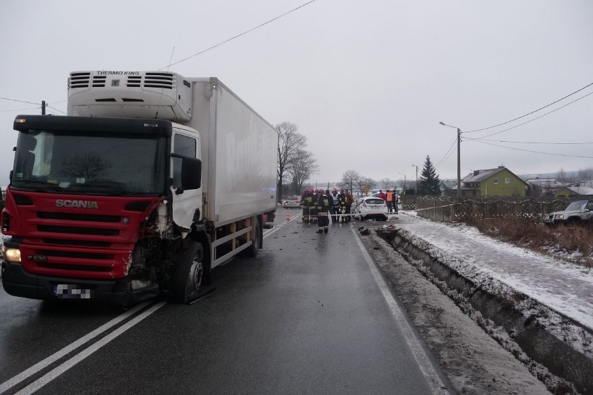 Wypadek w Lechowie na łuku drogi. Młody kierowca z obrażeniami  