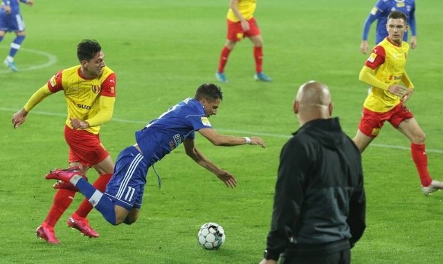 Piłkarze Korony Kielce po słabym meczu w Fortuna 1 Lidze przegrali na Suzuki Arenie z Bruk-Betem Termalika 0:3. Kielecki zespół został wypunktowany przez drużynę z Niecieczy, zaprezentował się dużo słabiej niż przeciwnik. Tylko dwóch zawodników Korony zasłużyło na dobre noty, reszta wypadła przeciętnie, albo bardzo słabo. Szczegóły na kolejnych slajdach.(dor)