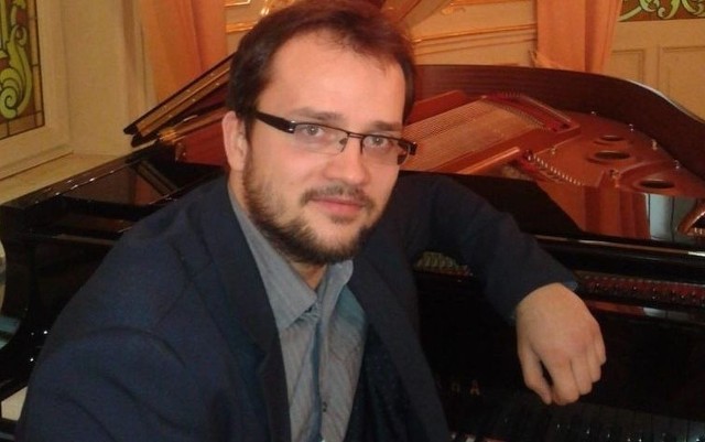 Pianista Rafał Hołub będzie jednym z artystów, którzy wystąpią na dziedzińcu zamkowym w Iłży.