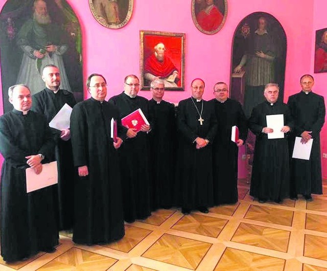 Odwołani i nowo powołani zarządcy parafii  w otoczeniu prymasa Wojciecha Polaka, po odebraniu dekretów personalnych 