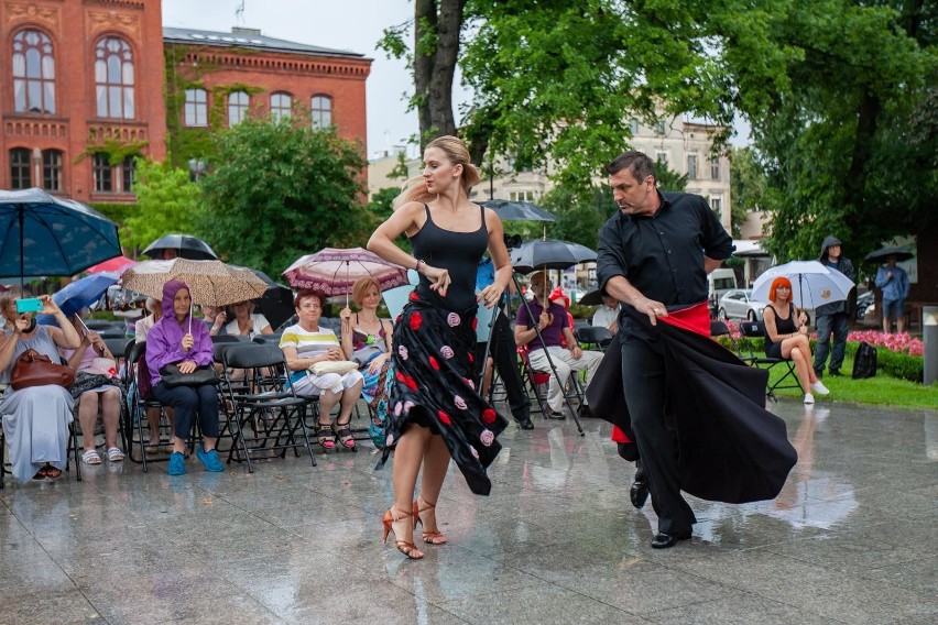 Prowadzące festiwal Joanna Franczak i Agata Serwińska ze...