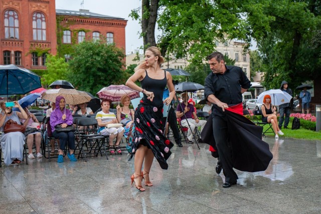 Prowadzące festiwal Joanna Franczak i Agata Serwińska ze Stowarzyszenia Bydgoskiej Fontanny „Potop”  wraz z artystami i tancerzami pojawiły się na scenie przy dźwiękach Marsza Radeckiego i... w strugach deszczu, który jednak nie zniechęcił najwierniejszych melomanów i miłośników Fontanny Muzyki 2018. Deszczowe chmury skutecznie udało się jednak rozpędzić solistom, którzy śpiewali arie i duety z najsłynniejszych oper i operetek, a także słynne pieśni neapolitańskie jak „O sole mio” i „Funiculì funiculà”. Mimo początkowo niesprzyjającej aury znakomicie zaprezentowali się także tancerze z bydgoskiego Studia Tańca Bailamos w specjalnie przygotowanych na koncert choreografiach. Kolejny koncert Fontanny Muzyki 2018 już w sobotę (11 sierpnia) o 18.00 - usłyszymy motywy muzyczne ze światowego i polskiego kina, które słowem ciekawie okrasi znany krytyk filmowy i publicysta Tomasz Raczek.