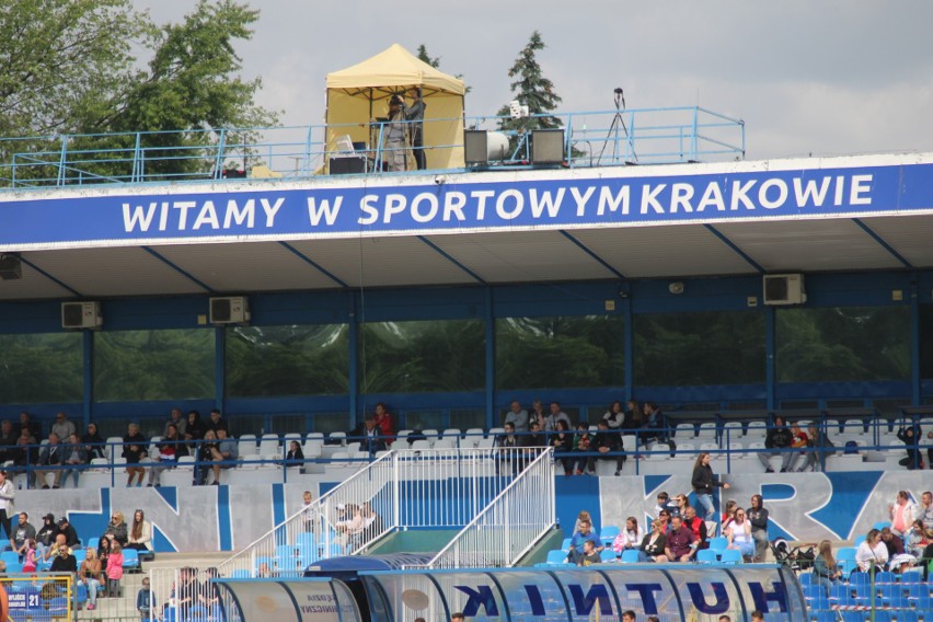 Kibice na meczu Hutnik - Happy Team. Piłkarski piknik na Suchych Stawach ZDJĘCIA