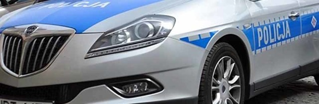 Polonez zderzył się z radiowozem. Kierowca był kompletnie pijany.