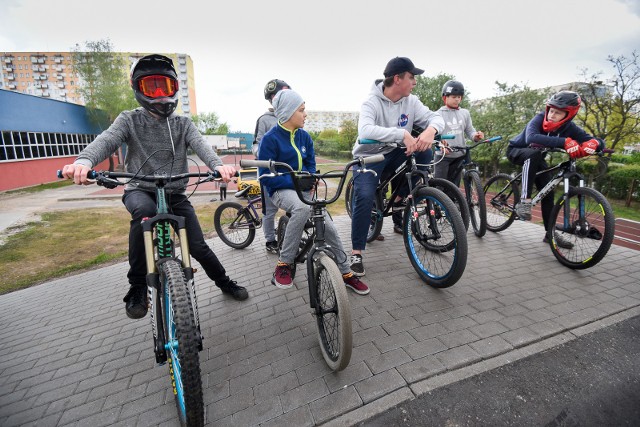 Na przeznaczonym do jazdy na rowerze i rolkach toruńskim torze pumptrackowym zagościli Piotr Krajewski, Natalia Budner i Jan Kiliński, instruktorzy z Dirt It More. W ramach inaugurującego sezonu przystanku Pump Tour poprowadzili szkolenie dla wszystkich chętnych dotyczące techniki jazdy i metod treningu. Nie zabrakło także prezentacji efektownych trików i jazdy na czas. W pierwszej połowie maja warsztaty odbędą się także w Poznaniu, Bełchatowie, Łodzi i Warszawie.POLUB NAS NA FACEBOOKU Nie wiesz, jak skorzystać z PLUSA? Kliknij TUTAJ;nf, a dowiesz się więcej![lista][*] Co dostanę w ramach abonamentu?;nf[*] Dlaczego mam płacić za treści w sieci?;nf[*] Najczęstsze pytania;nf[/lista]