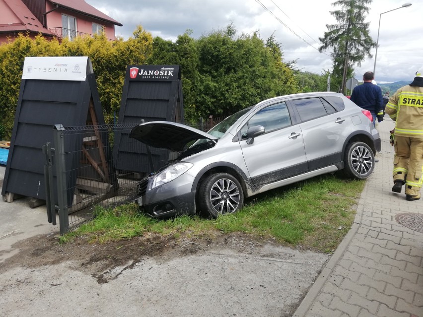 Maszkowice wypadek. Na drodze wojewódzkiej zderzyły się dwa auta. Na miejscu karetka pogotowia