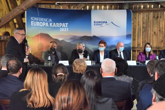 Międzynarodowa konferencja Europa Karpat, która odbyła się w sobotę 27 listopada w Węgierskiej Górce, była okazją do rozmowy na temat problemów nurtujących ludzi mieszkających w rejonie Karpat. Zobacz kolejne zdjęcia. Przesuwaj zdjęcia w prawo - naciśnij strzałkę lub przycisk NASTĘPNE
