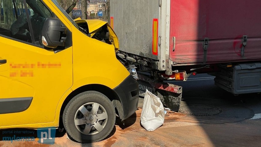 Łomża. Bus uderzył w tył tira. Dwie osoby ranne