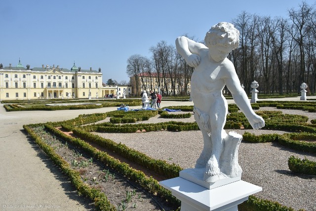 Trzy nowe rzeźby trafiły do Ogrodu Branickich. To żywioł Ziemi i dwa znaki Zodiaku: Skorpion i Strzelec. Wkrótce dołączy do nich alegoria Wagi.