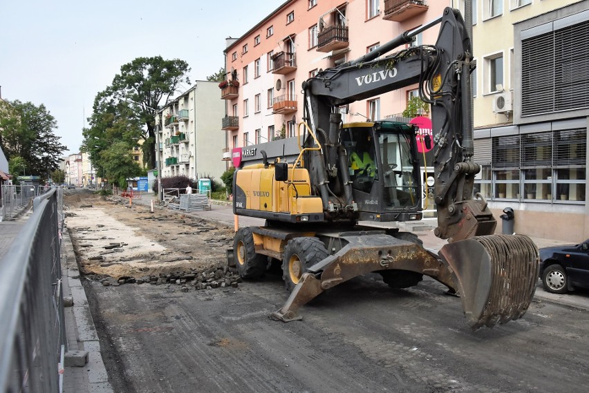 Prace związane z remontem ulicy Oleskiej idą zgodnie z...