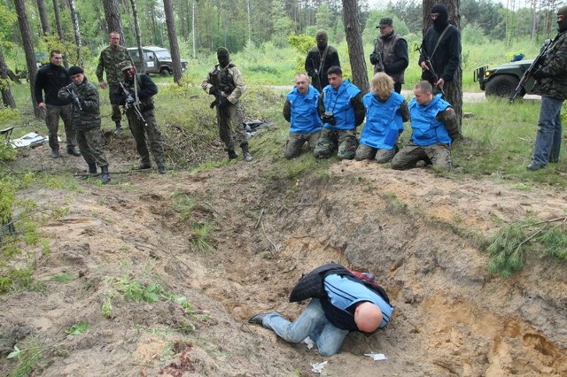 Podczas jednego z ćwiczeń w lesie w podkieleckim Marzyszu na oczach przyszłych obserwatorów wojskowych, terroryści rozstrzelali sołtysa.