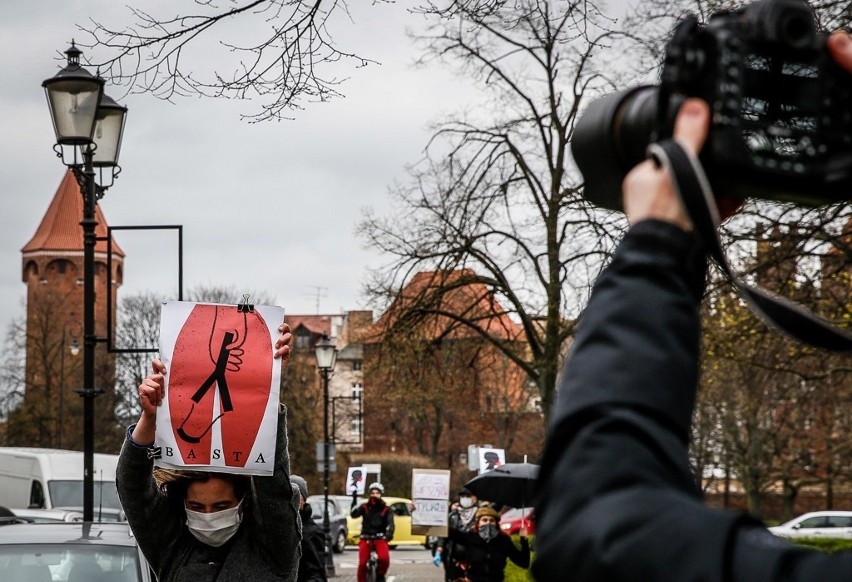 Protest kobiet w Trójmieście 15.04.2020. Maseczki z błyskawicą w Gdyni i kolejka po prawa człowieka w Gdańsku [wideo, zdjęcia]