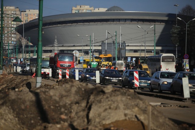 Wjazd do centrum Katowic aleją Korfantego. Zdjęcie wykonano w okolicach południa. W godzinach szczytu w ogonku trzeba odstać od kilkunastu do nawet kilkudziesięciu minut