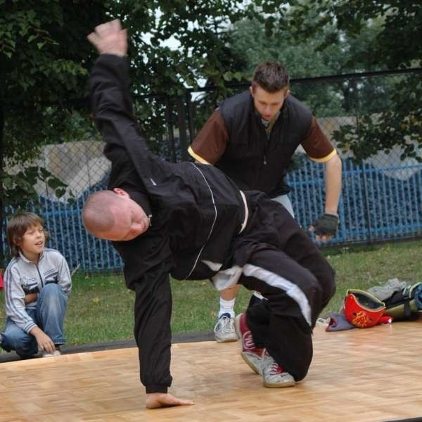 Lukasz Rejdak z Dobrodzienia zbiera ekipe breakdance.