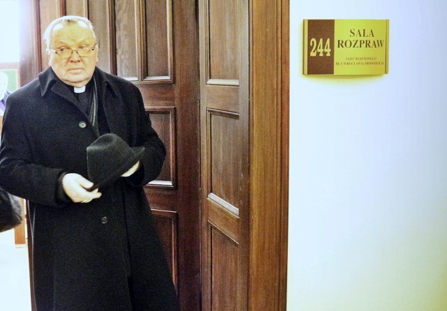 Biskup Marian Gołębiewski przed kilkoma dniami zeznawał w sprawie księdza Pawła K. przed wrocławskim sądem. Kurię w procesie cywilnym pozwał jeden z poszkodowanych mężczyzn