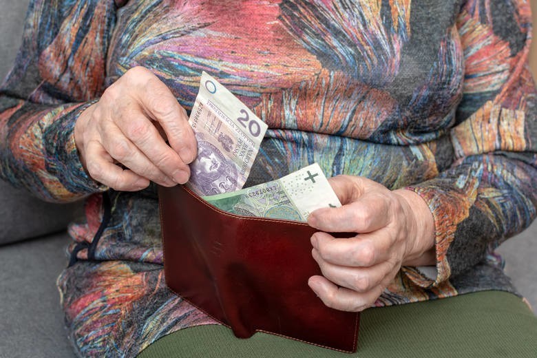W grudniu 2020 r. emeryturę niższa niż minimalną (1200 zł...