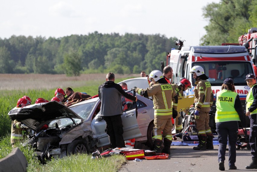 Mercedes uderzył w betonowe bariery, które rozpruły auto. Dwie osoby ranne [ZDJĘCIA]