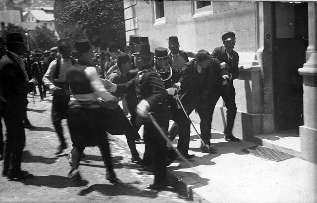 Sarajewo, 28 czerwca 1914 roku. Gavriło Princip (drugi z prawej) ujęty przez policję chwilę po tym, jak zastrzelił arcyksięcia Ferdynanda i księżną Zofię