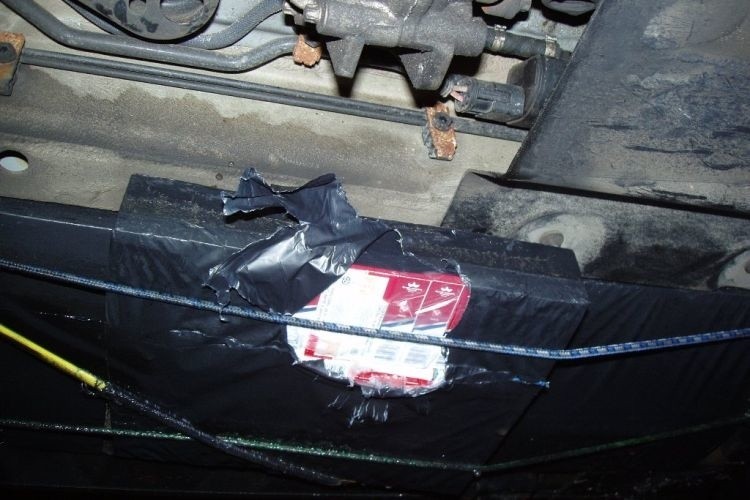 Kontrabanda była ukryta w samochodach bmw i rover