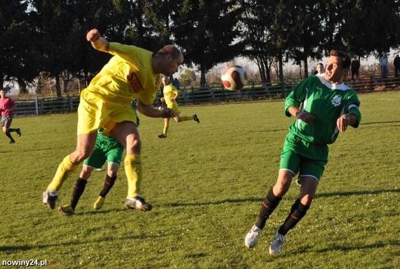 Piłkarze Bizonu Medyka (zielone stroje) dużo punktów zawdzięczają skuteczności Jacka Cwynara.