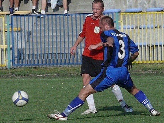 Tomasz Warzocha (w czerwonej koszulce) i jego koledzy ze Stali Nowa Dęba wygrali kolejny mecz, pokonali u siebie JKS Jarosław.