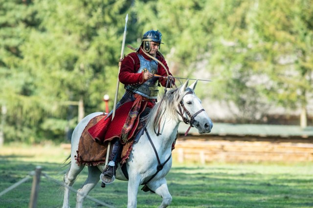 Trójbojem kawalerii historycznej rozpoczęły się w sobotę IX Dni Tradycji Rzeczpospolitej. To pierwsze takie zawody w województwie podlaskim. Jazda konna rywalizowała w strojach historycznych, używając łuku, szabli i rohatyny.