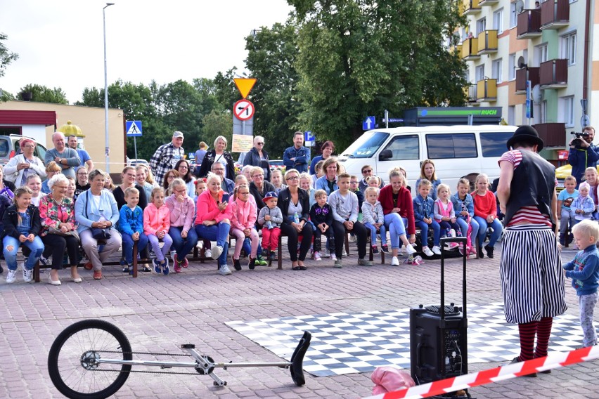  Letnia Akademia Sztuki MDK w Barcinie: pokaz sztuki ulicznej - Cichy Teatr "Tobi Show" [zdjęcia]