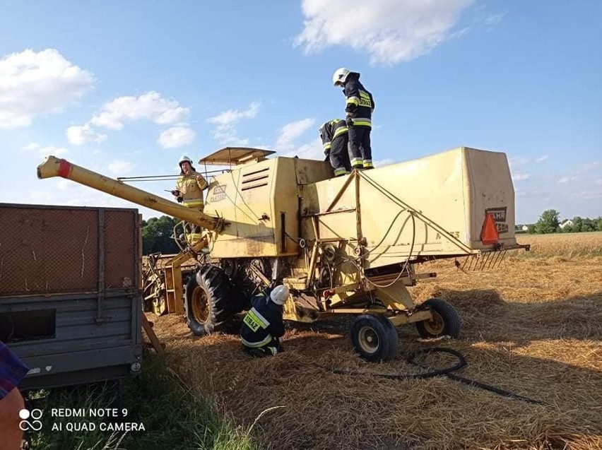 Stary Turobin. Pożar kombajnu zbożowego. Maszyna zapaliła się podczas pracy w polu. 30.07.2021