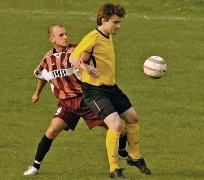 Dawid Lachowicz z Wieczystej (w żółtej koszulce) w tym sezonie strzelił 12 goli. Obok Łukasz Krawiec z Garbarni II. Fot. Artur Bogacki