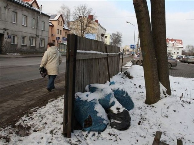 Przy ulicy Okrzei można też trafić na kilka worków, opartych o stary płot.