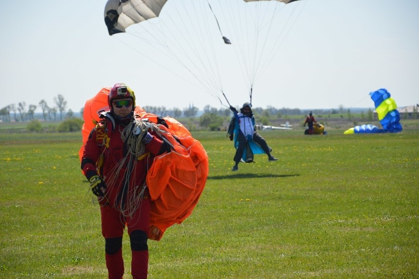 Skoki spadochronowe na lotnisku w Piotrkowie Trybunalskim w majówkę 2019